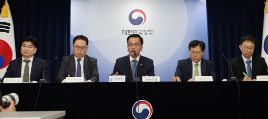 최상목 경제부총리 겸 기획재정부 장관이 9일 서울 종로구 정부서울청사에서 한국이 세계 3대 채권지수인 세계국채지수(WGBI·World Government Bond Index)에 편입한 것과 관련해 브리핑하고 있다. 연합뉴스